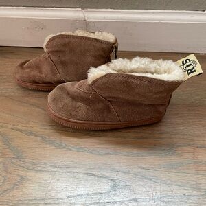 ROOS Fuzzies Sheepskin Lined Boots – Brown Suede – Kids Size 6–8